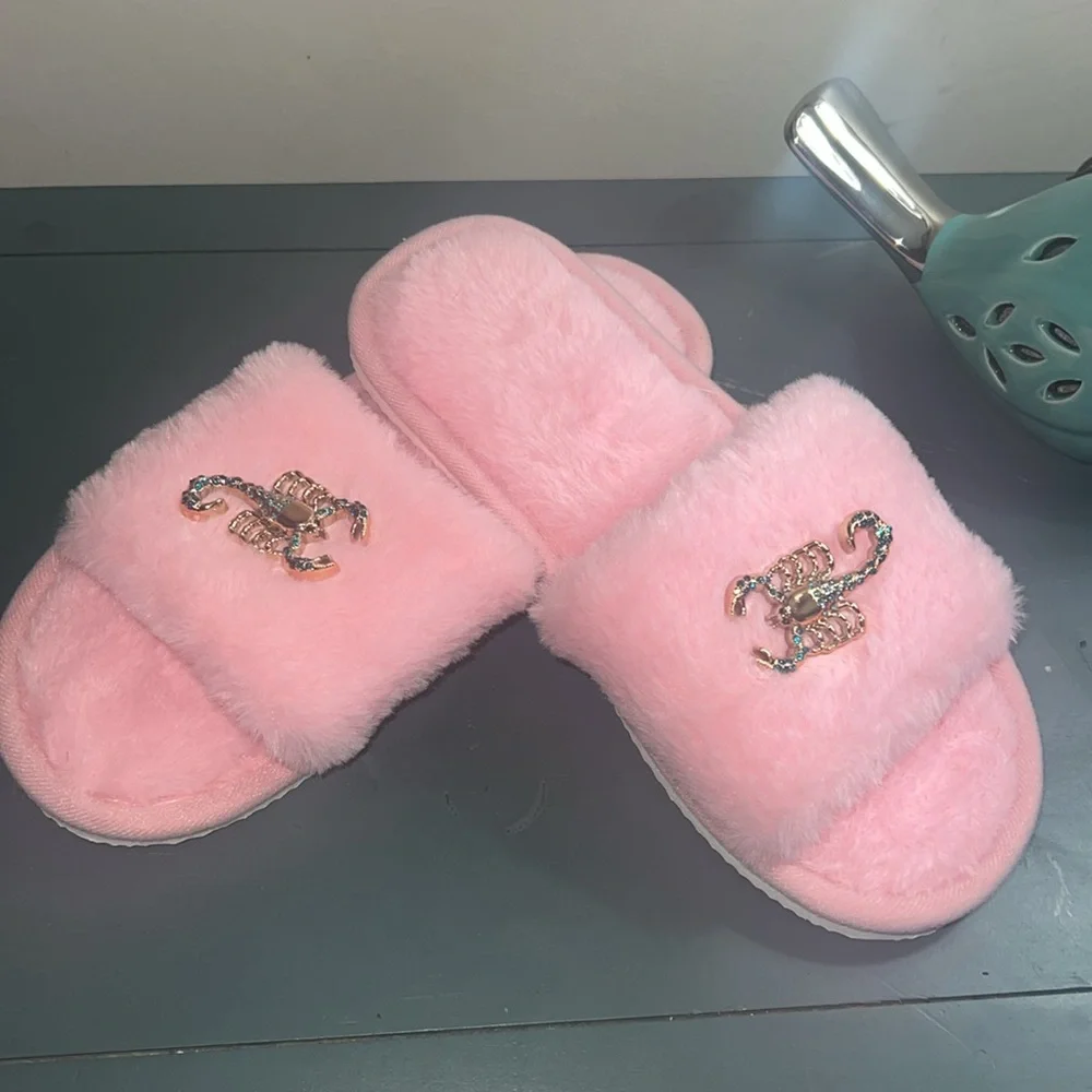 NWOT WOMEN Pink Fuzzy Scorpion Slides slippers SIZE SMALL 6-7 - Picture 1 of 5